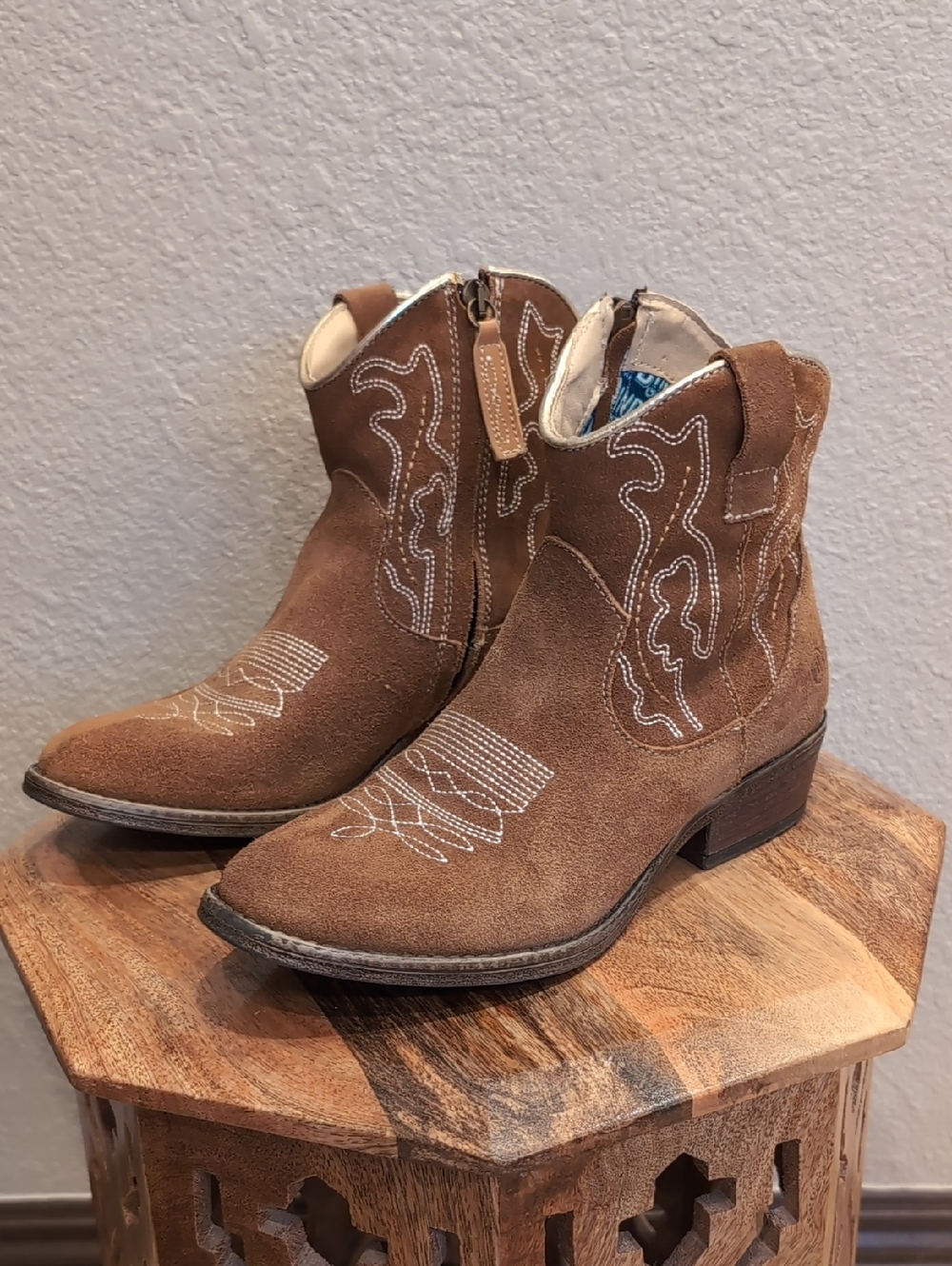 Dingo. Brown Suede Western Ankle Boots